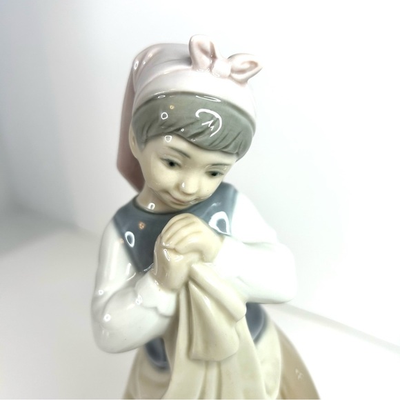 Lladro BLUSHFUL GIRL (Planning the Day) RETIRED PORCELAIN FIGURINE - Picture 9 of 10
